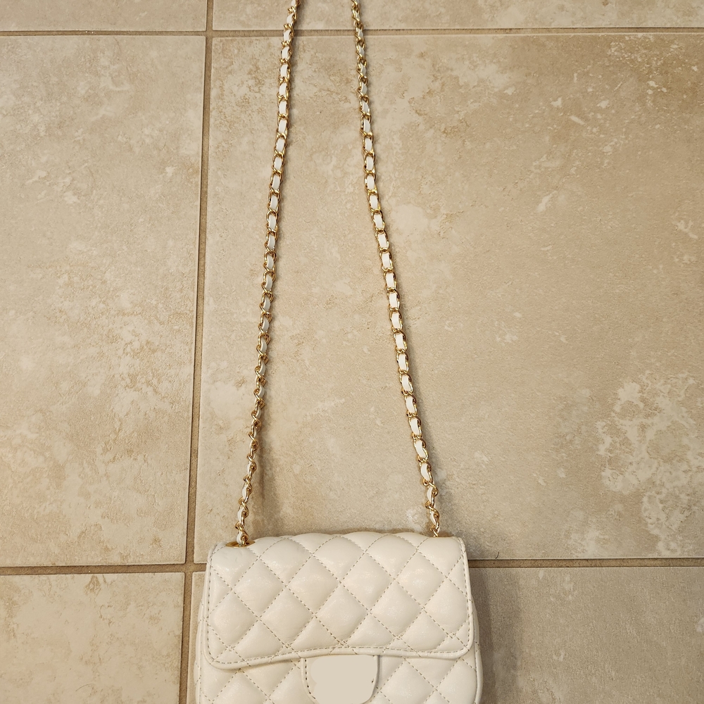 Fashion Quilted Bag White With Gold Chain - Picture 4 of 4